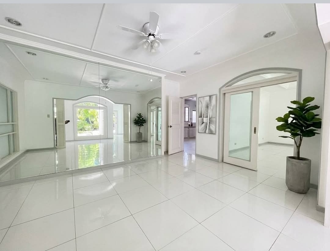 Informal living room with mirrored wall and arched doorways