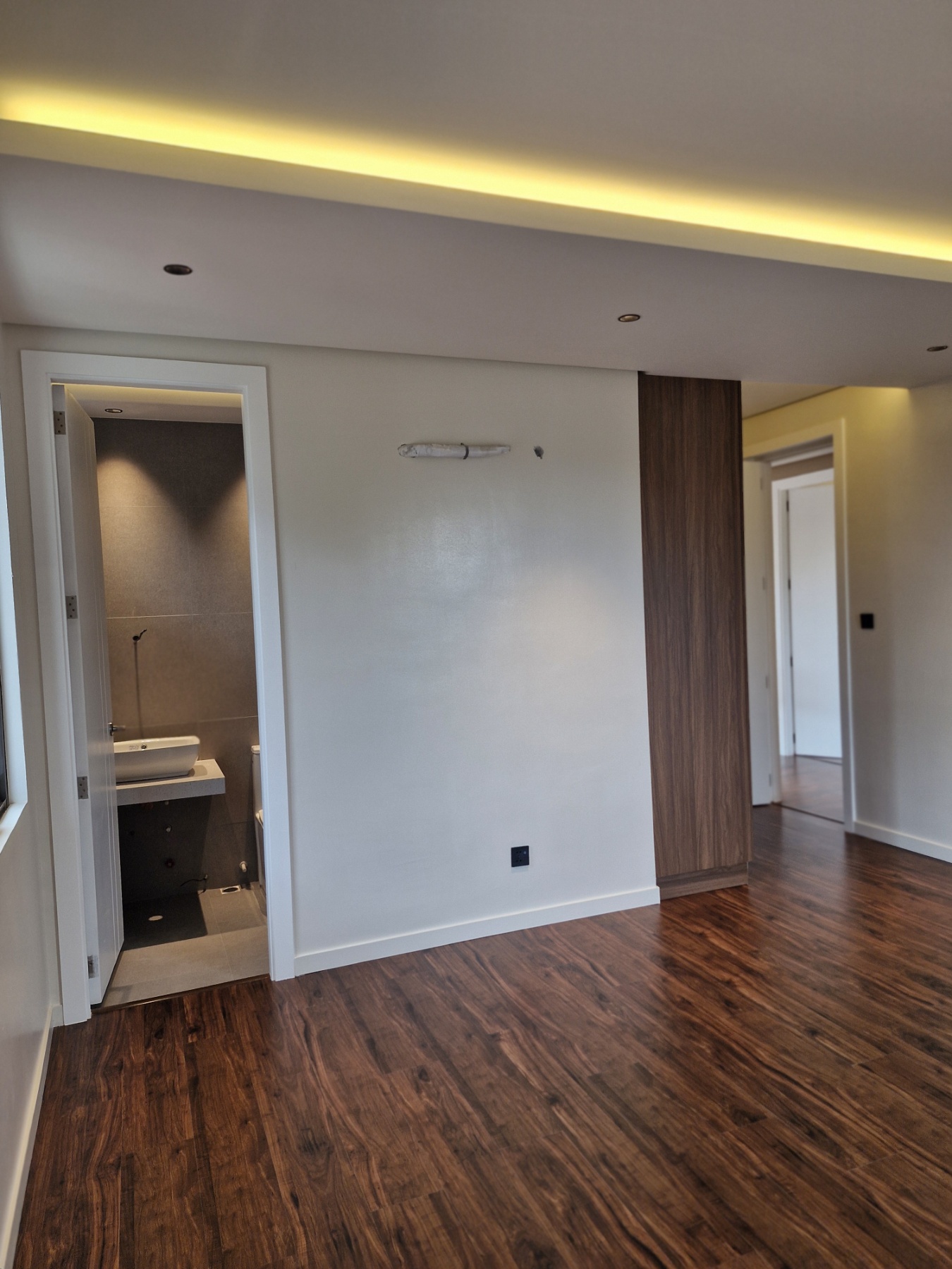 Bedroom with en-suite bath and built-in wardrobe