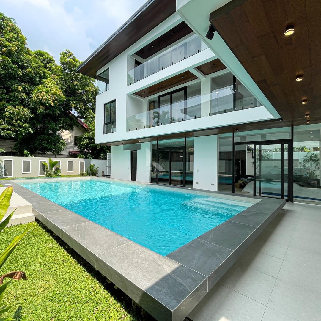 Swimming pool and sun deck beside the glass-walled lanai