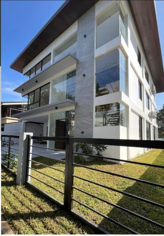 The Hillsborough Oxford Modern Residence