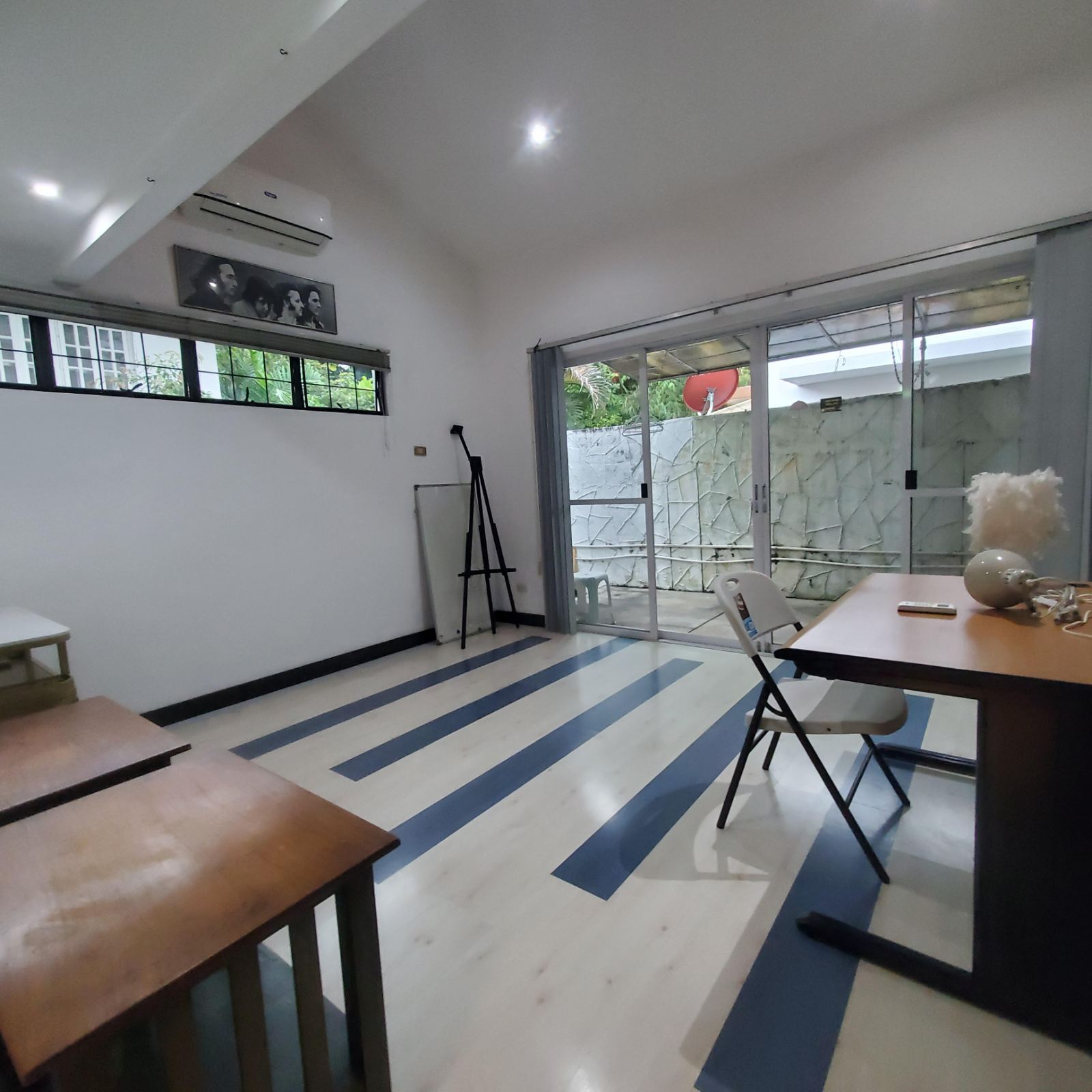 Flexible room opening to the side yard through sliding doors