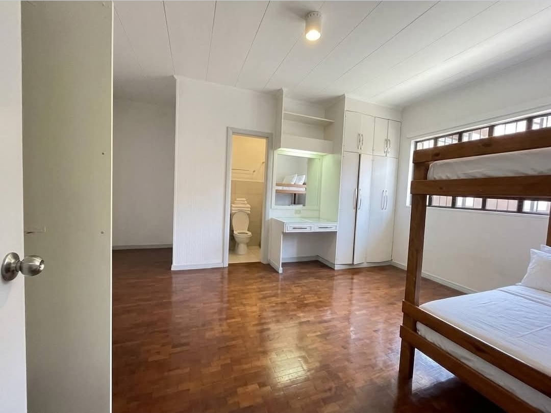 Bedroom with en-suite toilet and bath and built-in cabinetry