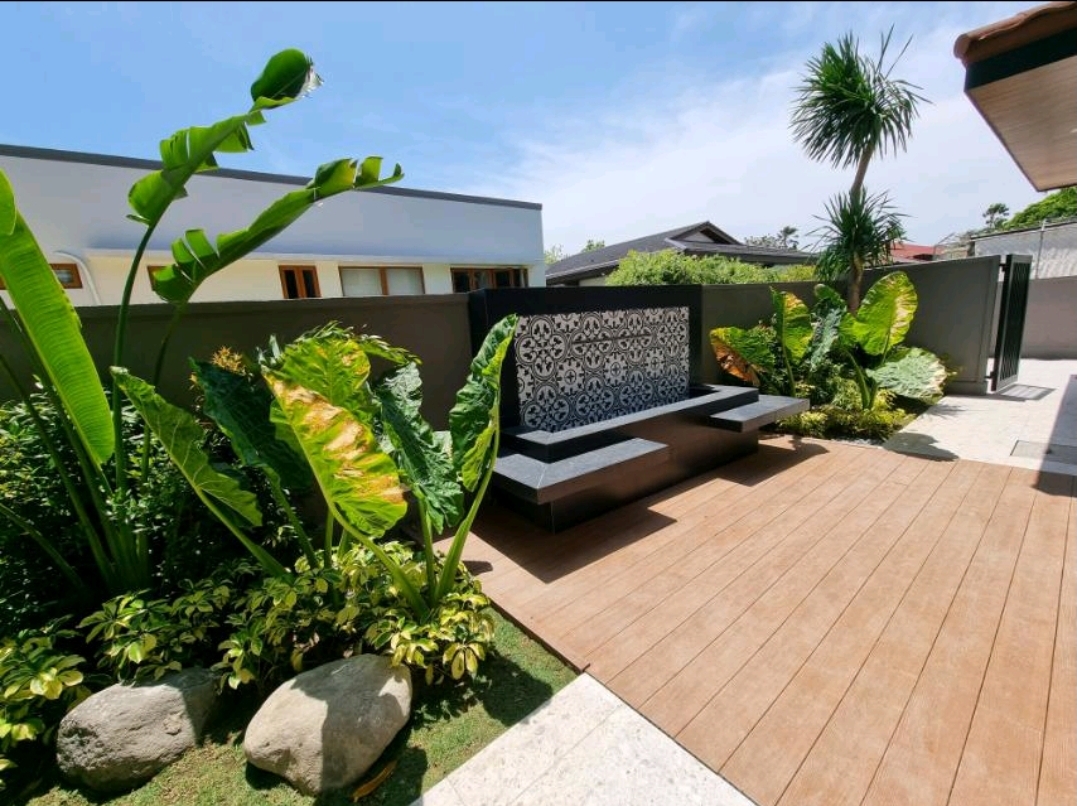 Landscaped courtyard deck with fountain feature