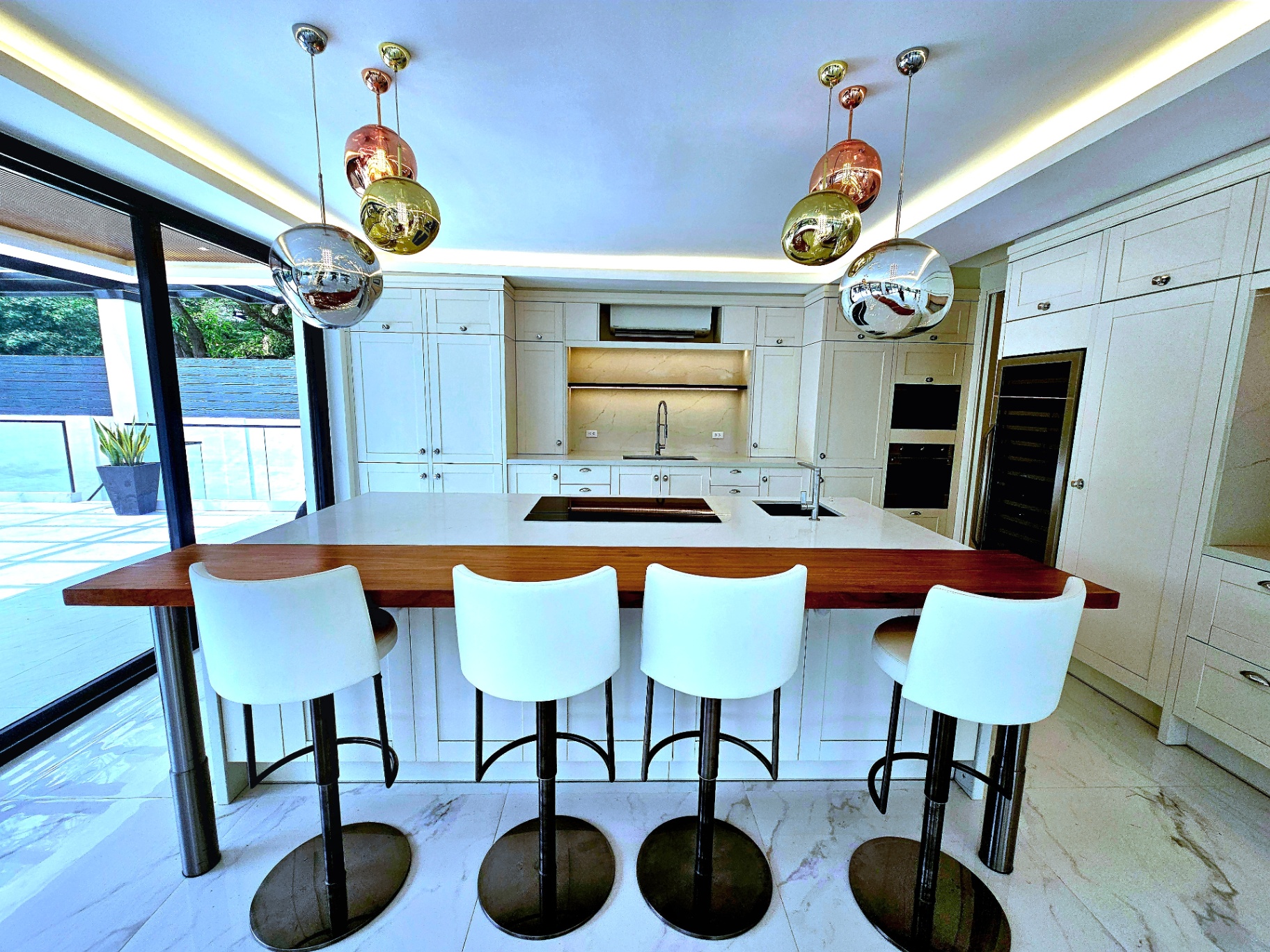 VRoque kitchen with SMEG appliances and a live-edge breakfast bar