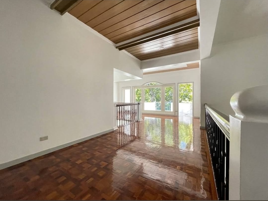 Upper hall with wood-panelled ceiling and parquet flooring