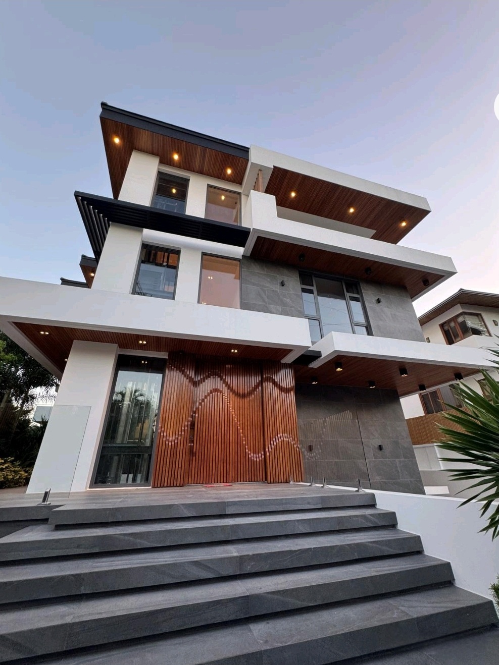 The Luxe Manor